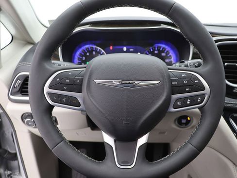 Used 2024 Chrysler Pacifica Limited image 18