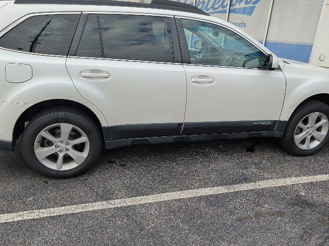 Used 2014 Subaru Outback 2.5i Premium AWD/4WD image 6
