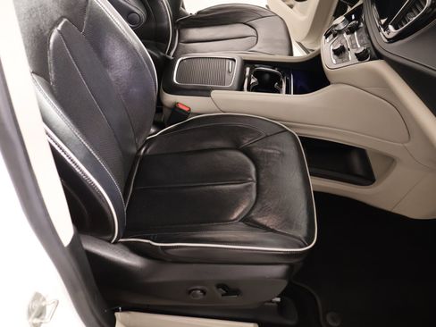 Used 2023 Chrysler Pacifica Limited FWD image 15