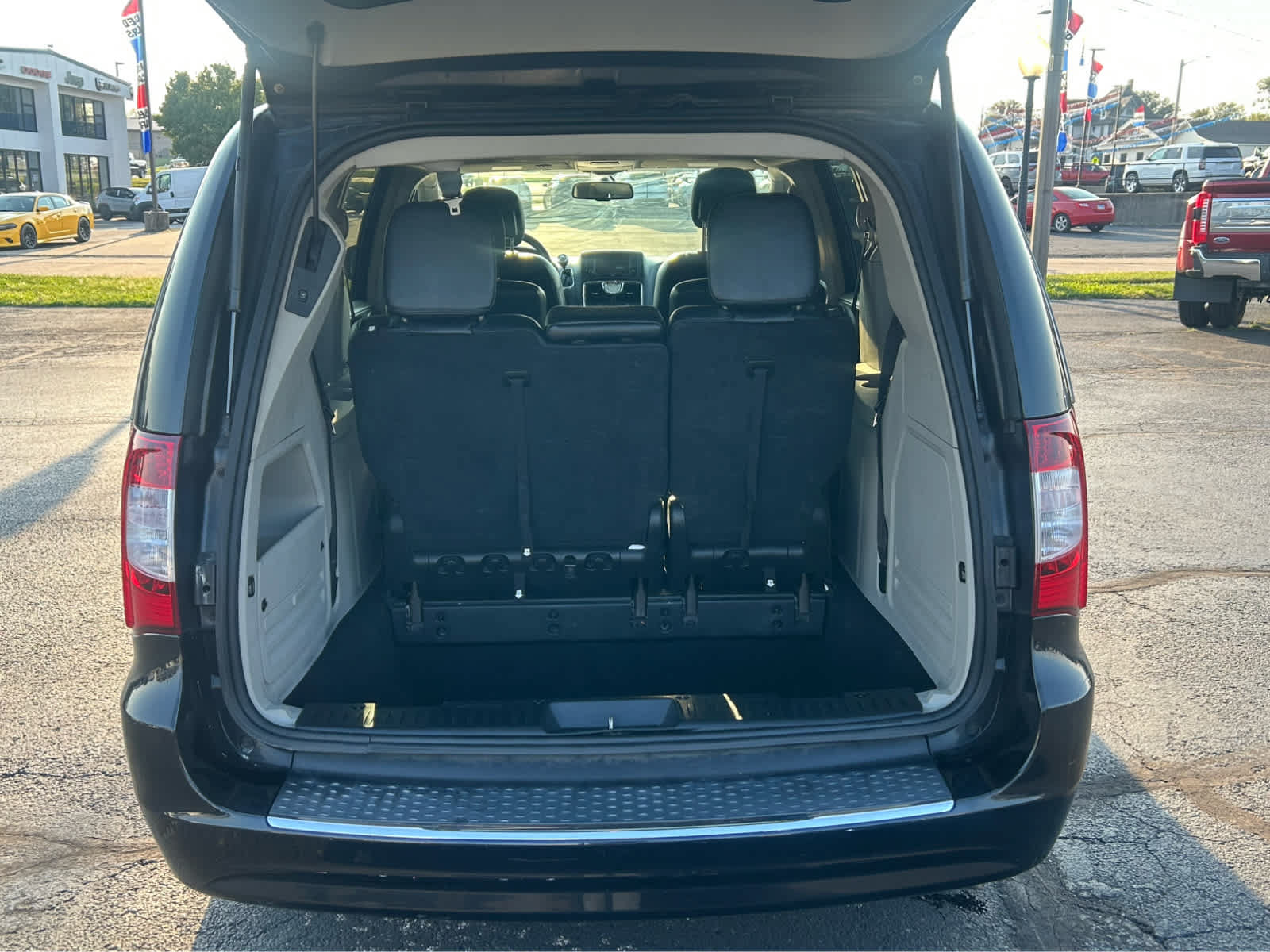 Used 2016 Chrysler Town & Country Touring FWD image 6