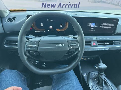 Used 2025 Kia K4 LXS image 11