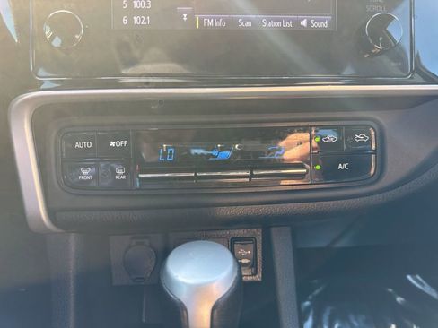 Used 2019 Toyota Corolla LE image 17