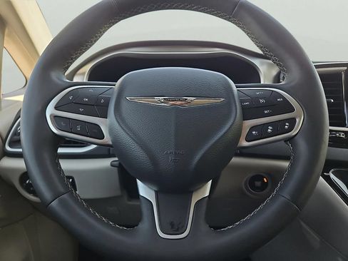 Certified 2024 Chrysler Pacifica Touring-L FWD image 17