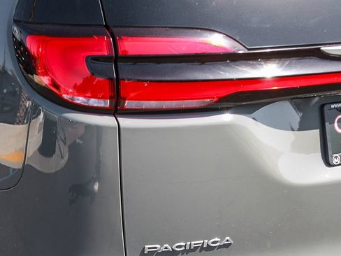 Used 2022 Chrysler Pacifica Touring-L FWD image 7