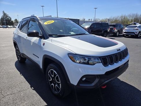 Used 2025 Jeep Compass Trailhawk AWD/4WD image 1