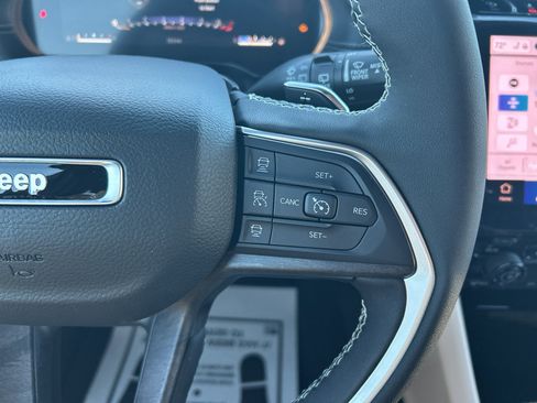 New 2025 Jeep Grand Cherokee Limited w/ Luxury Tech Group II image 18