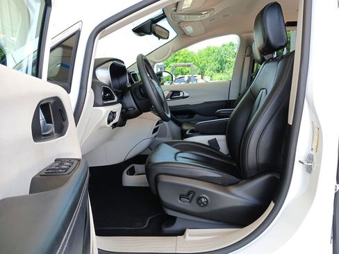 Used 2024 Chrysler Pacifica Touring-L FWD image 12