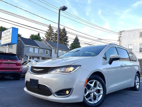 Used 2017 Chrysler Pacifica Touring Plus w/ Tire & Wheel Group FWD image 1