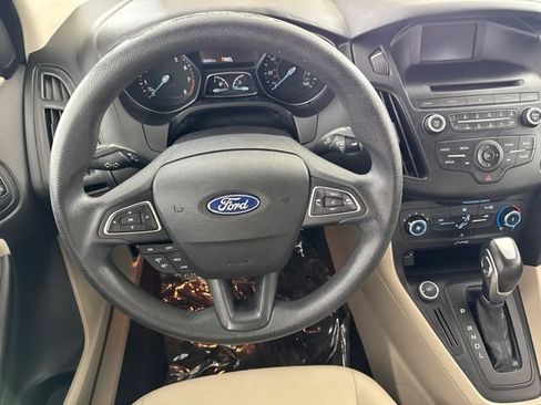 Used 2016 Ford Focus SE w/ SE Power Seat Package FWD image 28