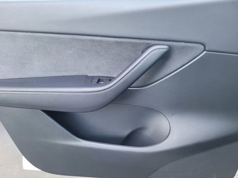 Used 2022 Tesla Model Y Long Range image 14