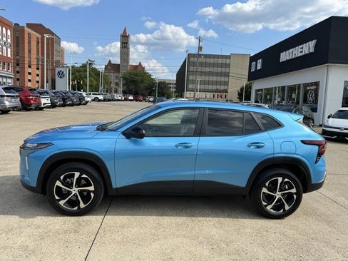 Used 2025 Chevrolet Trax RS w/ Sunroof Package image 2