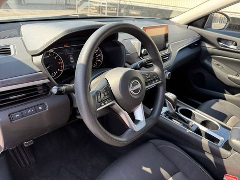 Used 2024 Nissan Altima 2.5 SV image 28