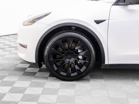 Used 2021 Tesla Model Y Long Range image 34