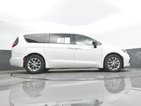 Used 2026 Chrysler Pacifica Limited FWD image 63