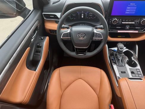 New 2026 Toyota Highlander Platinum AWD/4WD image 19