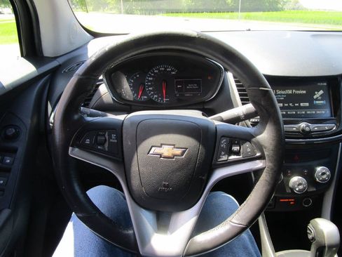 Used 2017 Chevrolet Trax LT w/ LT Convenience Package FWD image 12