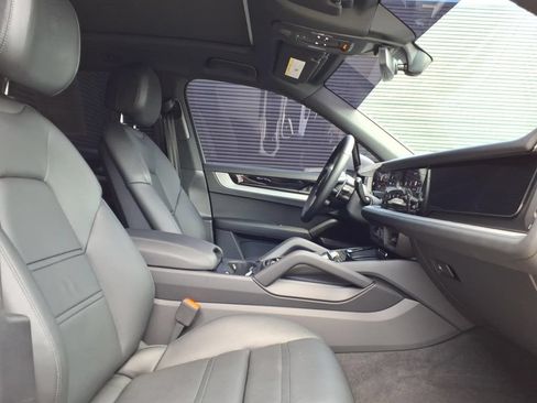 Used 2024 Porsche Cayenne AWD/4WD image 18