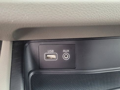 Used 2018 Kia Sedona L image 19