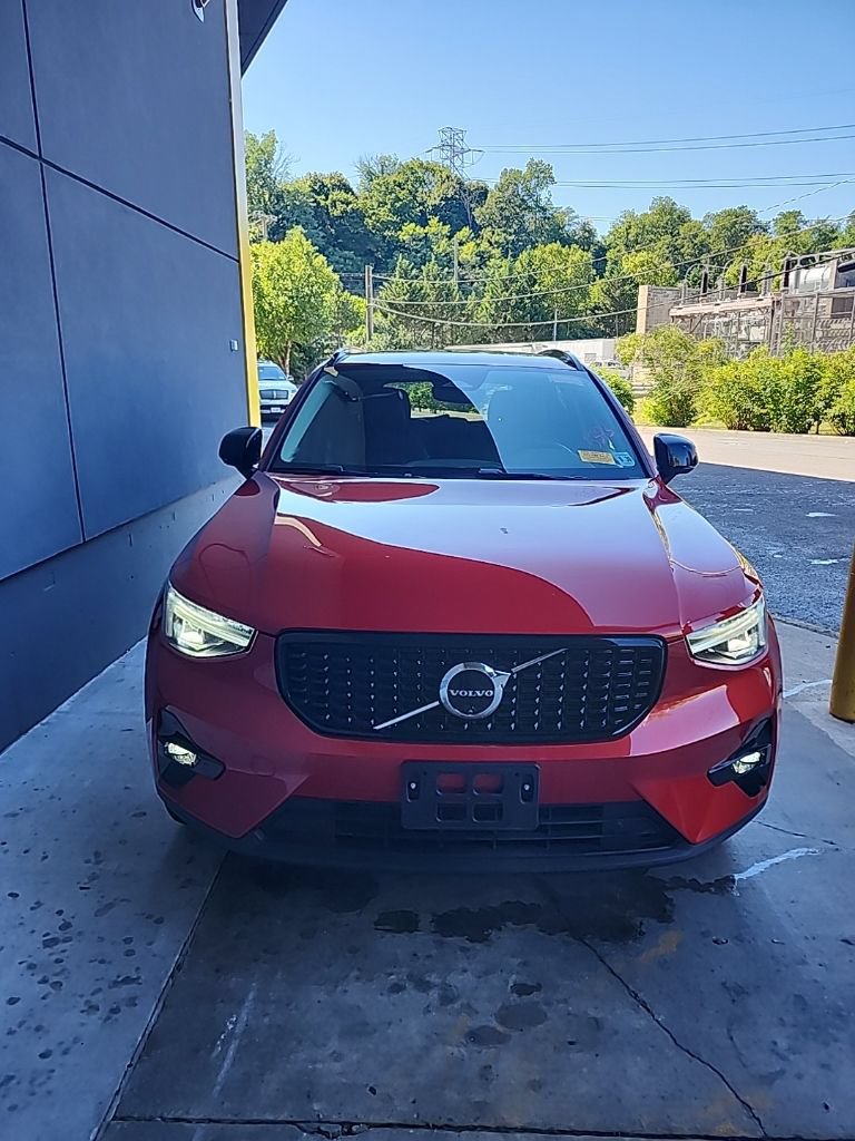 Certified 2025 Volvo XC40 B5 Plus AWD/4WD image 1