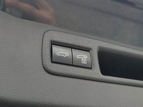 Used 2024 Toyota Venza LE AWD/4WD image 8