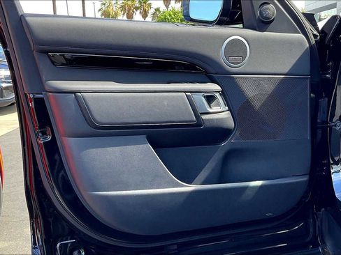 Used 2025 Land Rover Discovery S image 26