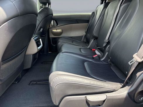 Used 2025 Kia Carnival FWD image 13