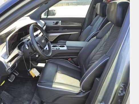 Used 2026 Cadillac Vistiq Platinum w/ LPO, Floor Liner Package AWD/4WD image 5