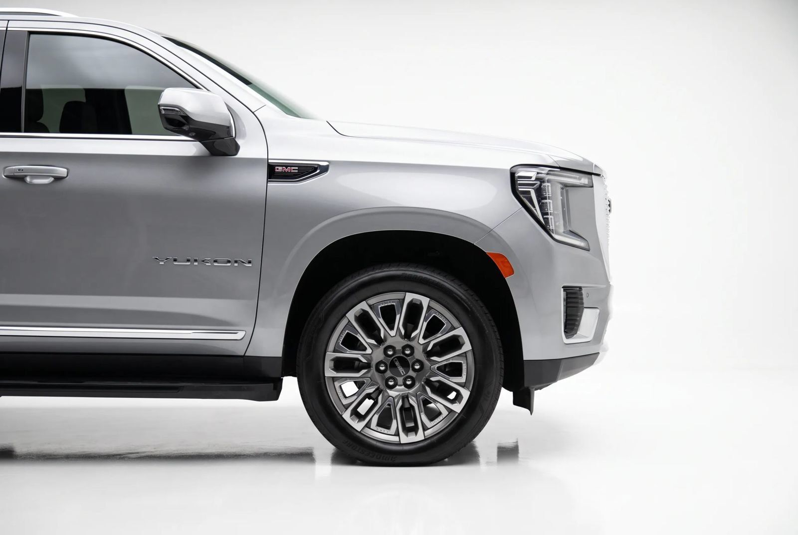 Used 2023 GMC Yukon XL SLT w/ SLT Premium Package AWD/4WD image 8