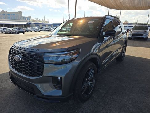 Used 2025 Ford Explorer ST-Line w/ ST-Line Street Pack image 12