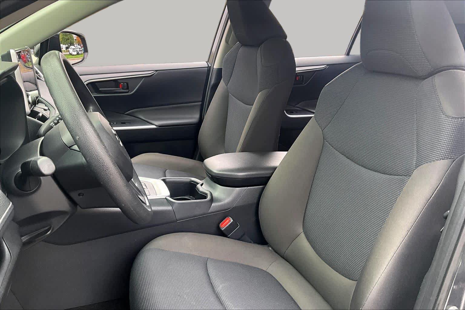 Used 2024 Toyota RAV4 LE AWD/4WD image 8