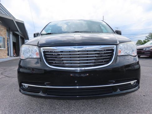 Used 2014 Chrysler Town & Country Touring FWD image 5