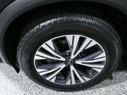 Used 2023 Nissan Rogue SV w/ SV Premium B Package FWD image 11