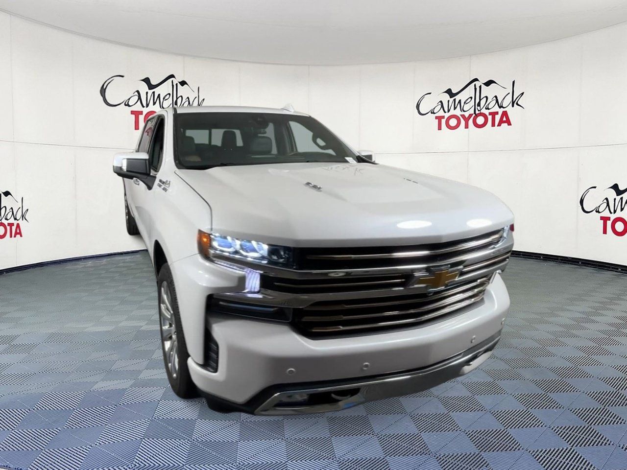 Used 2019 Chevrolet Silverado 1500 High Country w/ Technology Package AWD/4WD image 4