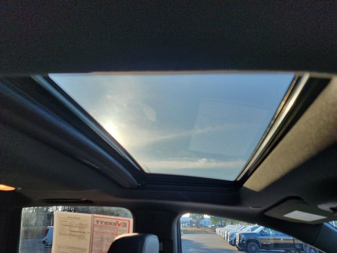 Certified 2024 GMC Canyon Denali image 9