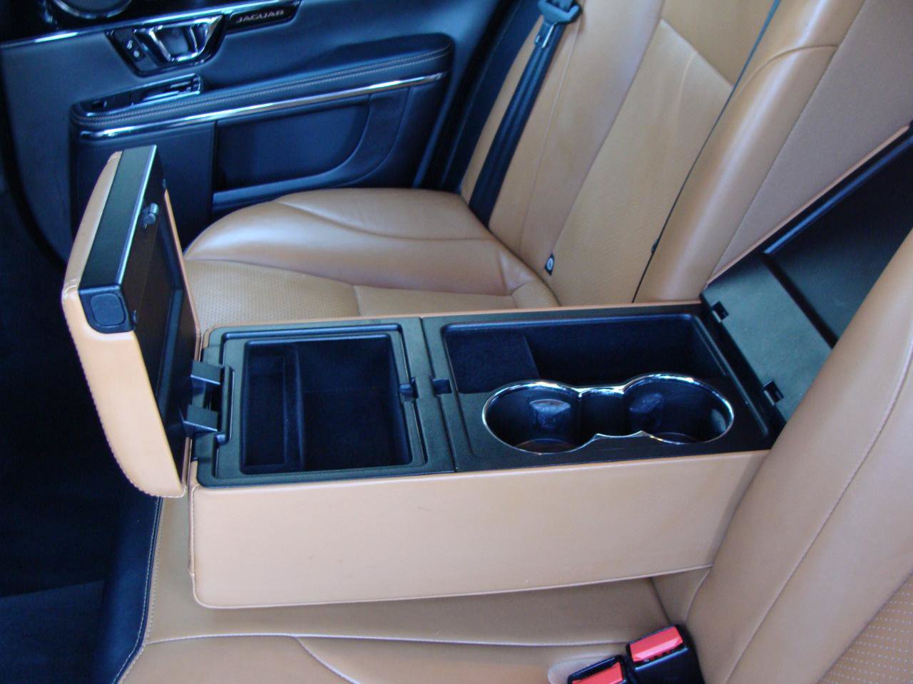 Used 2014 Jaguar XJ R RWD image 40