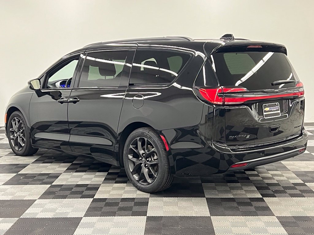 Used 2025 Chrysler Pacifica Limited FWD image 5