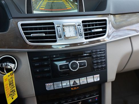 Used 2014 Mercedes-Benz E 350 4MATIC Sedan image 33