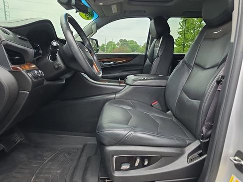 Used 2017 Cadillac Escalade Luxury AWD/4WD image 10