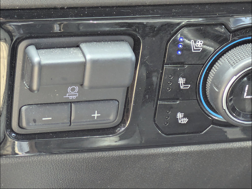 Certified 2025 Chevrolet Silverado 1500 LTZ AWD/4WD image 30