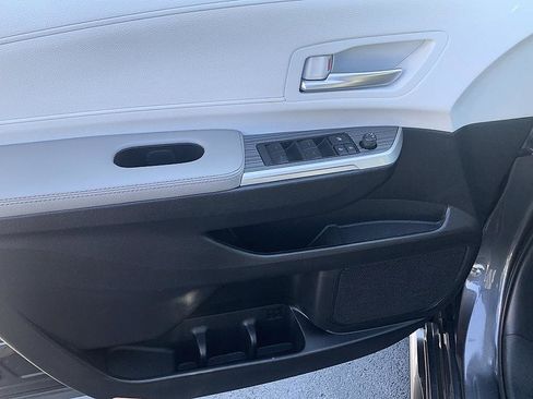 Certified 2025 Toyota Sienna XLE FWD image 9