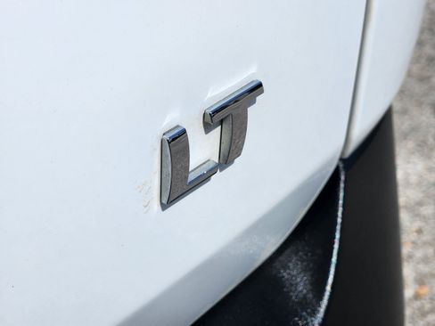 Used 2023 Chevrolet Traverse LT FWD image 28