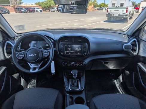 Used 2025 Kia Soul LX w/ LX Technology Package FWD image 14