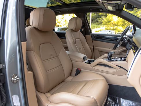 Used 2020 Porsche Cayenne image 59