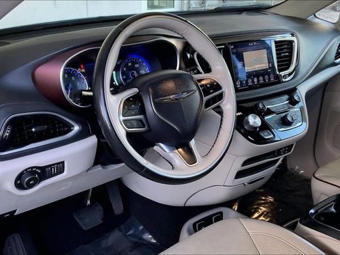 Used 2019 Chrysler Pacifica Limited image 18