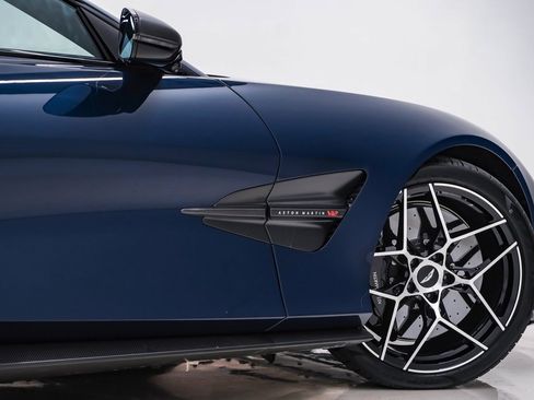Used 2025 Aston Martin Vanquish image 16
