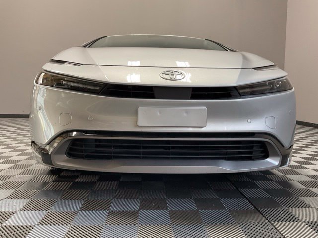 Used 2024 Toyota Prius XLE FWD image 3