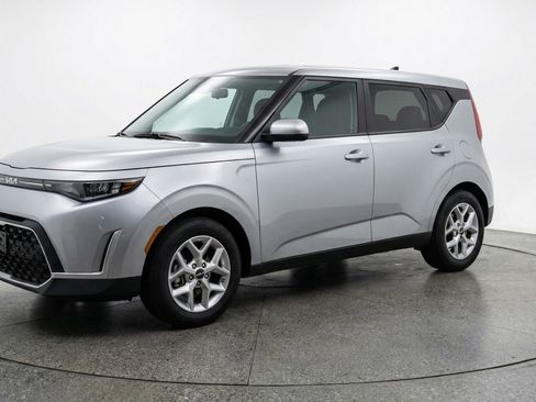 Used 2025 Kia Soul LX w/ LX Technology Package image 3