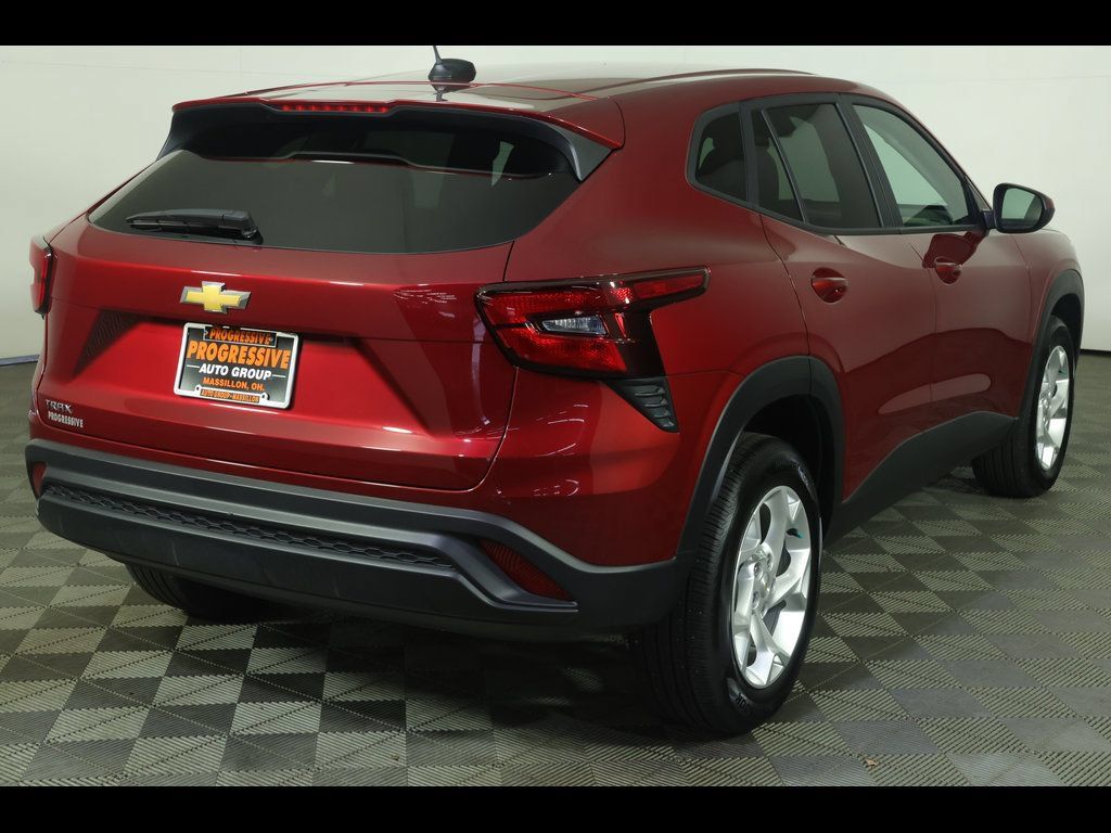 Used 2025 Chevrolet Trax LS w/ LS Convenience Package FWD image 11