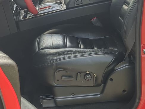 Used 2005 HUMMER H2 SUT w/ Preferred Equipment Group AWD/4WD image 12