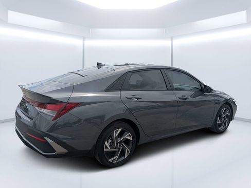 Used 2025 Hyundai Elantra Sport image 3